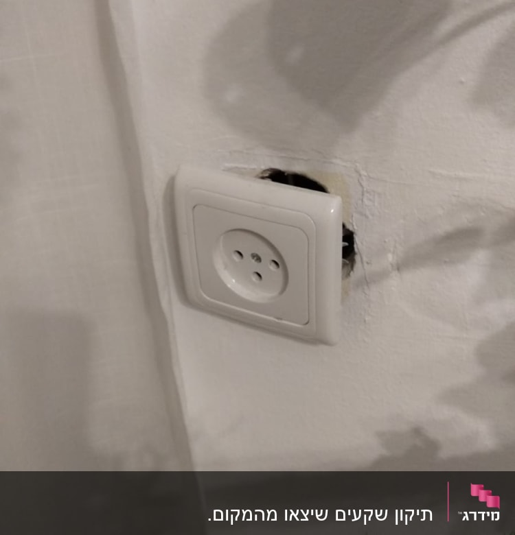 שקע חשמלי בקיר עם חוטים חשופים